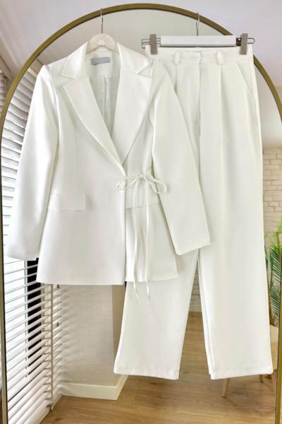 Yandan Bağlamalı Ceketli Takım Beyaz