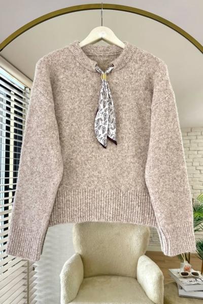 Yakası Fularlı Kazak