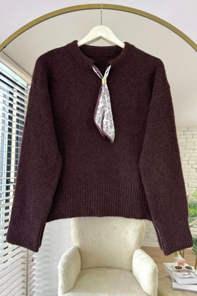 Yakası Fularlı Kazak